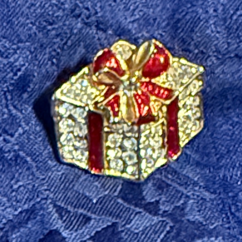 Christmas gift rhinestone pin brooch 1” clear rhinestone studded box red bow New
